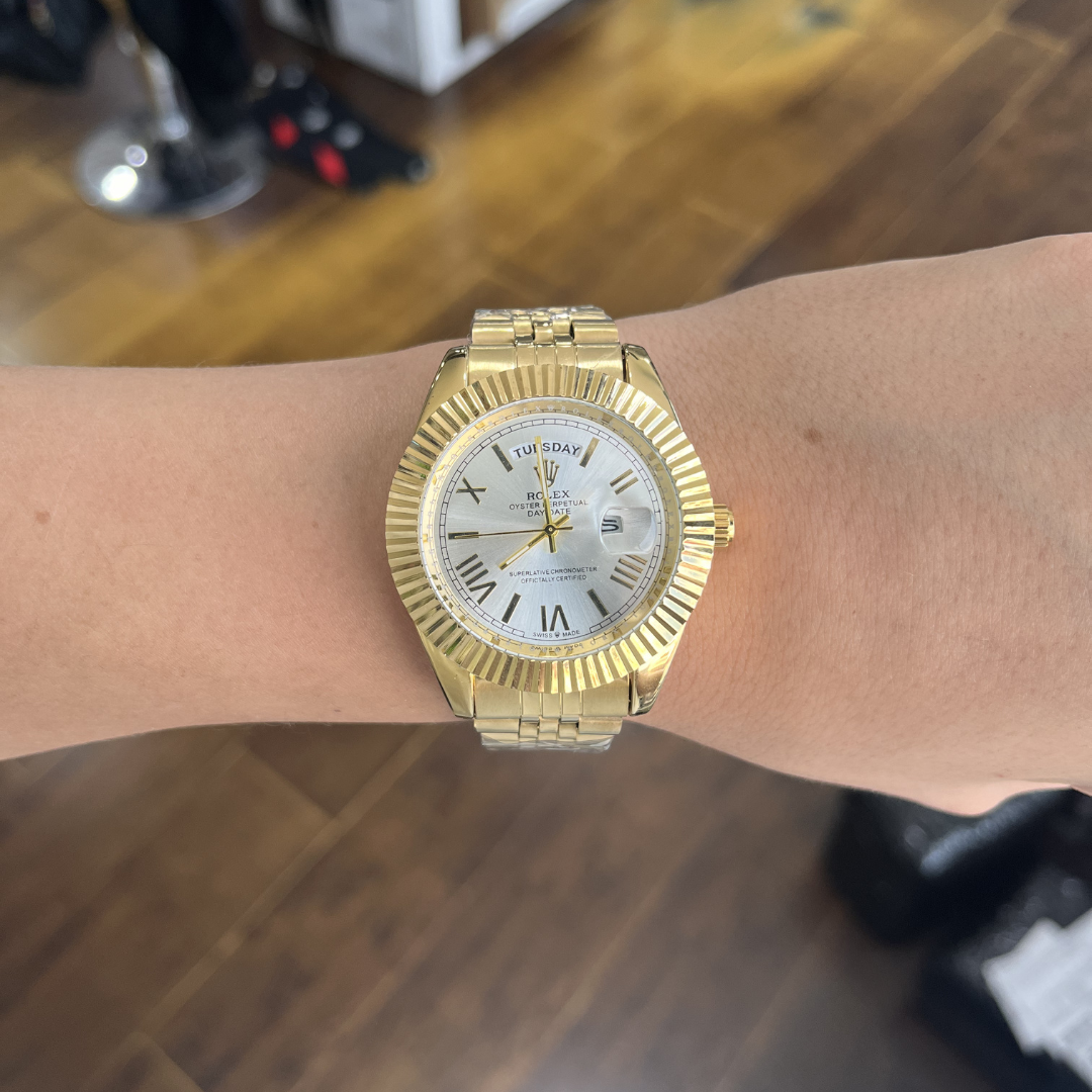 Reloj Clásico Acero con Fecha Números Romanos