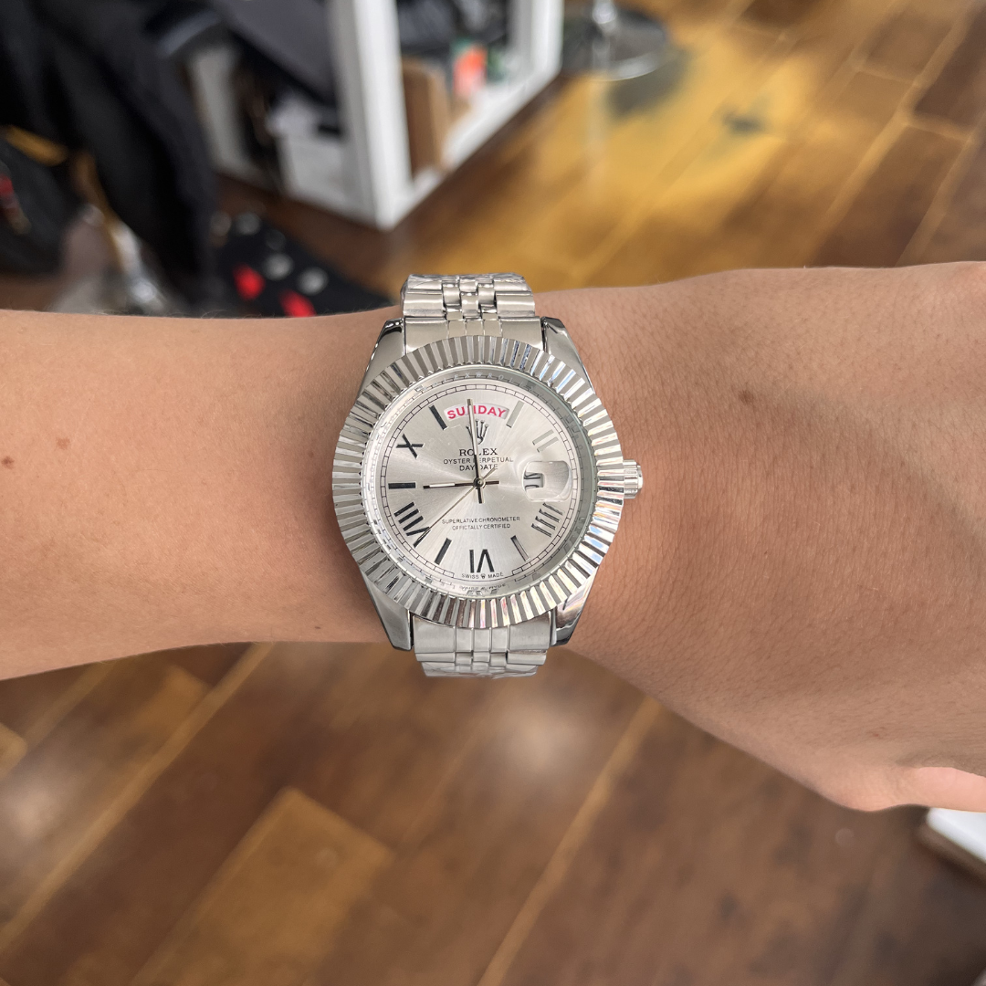 Reloj Clásico Acero con Fecha Números Romanos