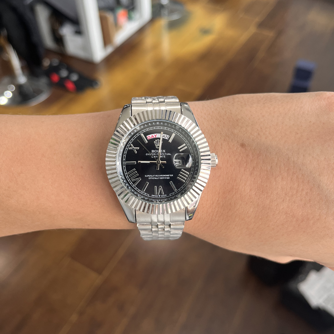 Reloj Clásico Acero con Fecha Números Romanos