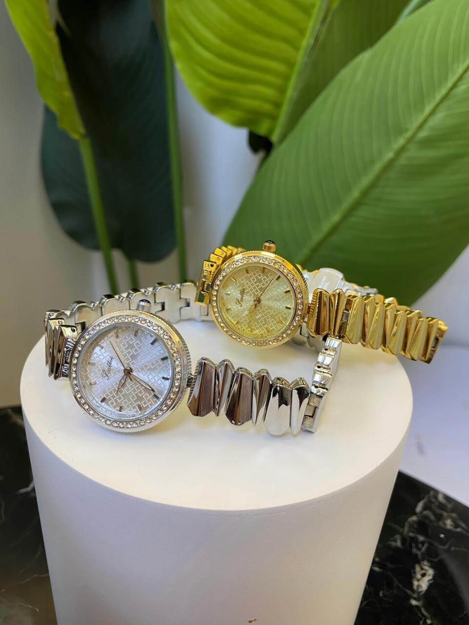 Reloj Elegante con Pulso Delgado y Circones
