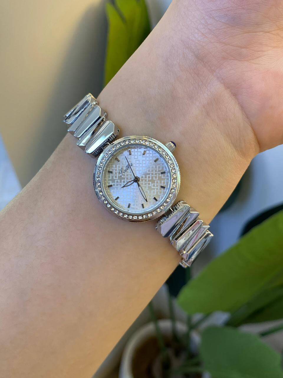 Reloj Elegante con Pulso Delgado y Circones