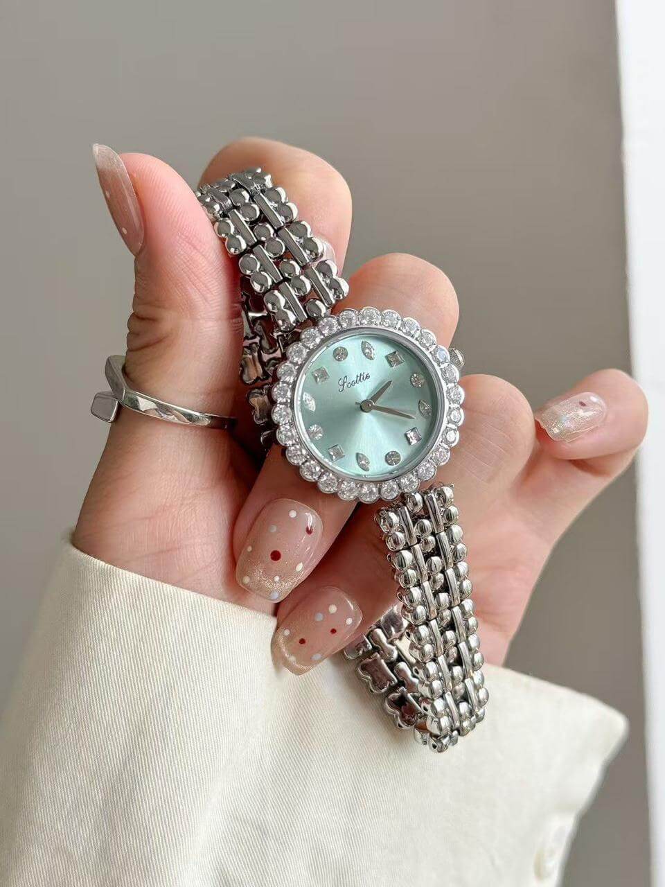 Reloj Elegante Pulso Delgado con Circones